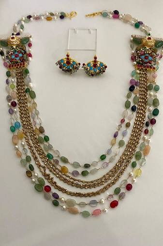 The multi-gem kundan necklace & earring sets