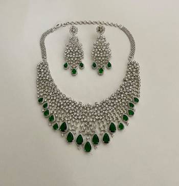 The emerald diamond necklace & earring set 2