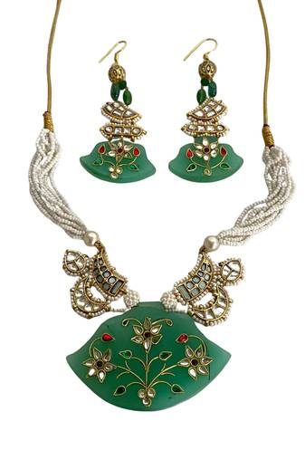 The emerald bloom kundan necklace & earring set