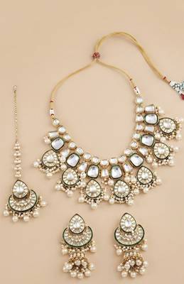 Hiva maang tikka & pearl bridal set 4