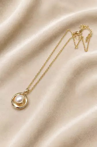 Gold-tone pearl pendant necklace with round swirl setting