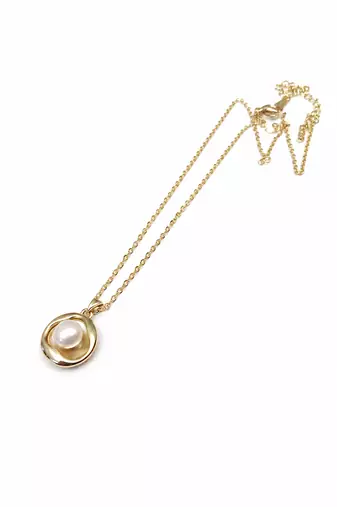 Gold-tone pearl pendant necklace with round swirl setting