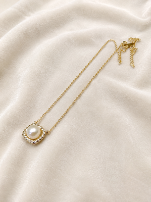 Pearl pendant necklace with gold-tone rope frame chain 1