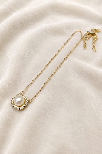 Pearl pendant necklace with gold-tone rope frame chain