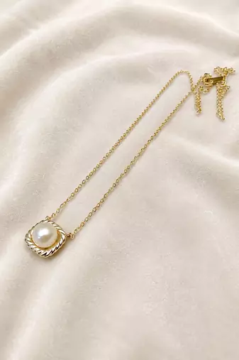 Pearl pendant necklace with gold-tone rope frame chain