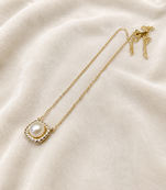 Pearl pendant necklace with gold-tone rope frame chain