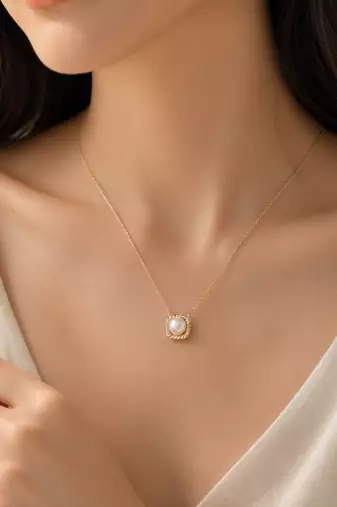 Pearl pendant necklace with gold-tone rope frame chain