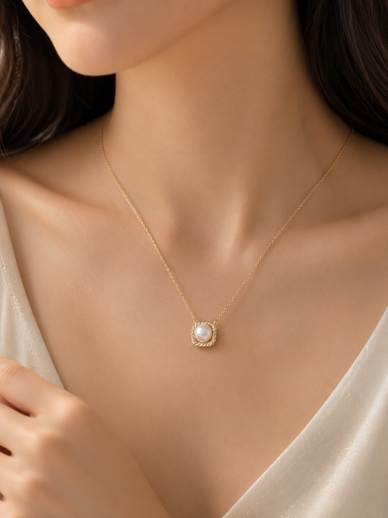 Pearl pendant necklace with gold-tone rope frame chain