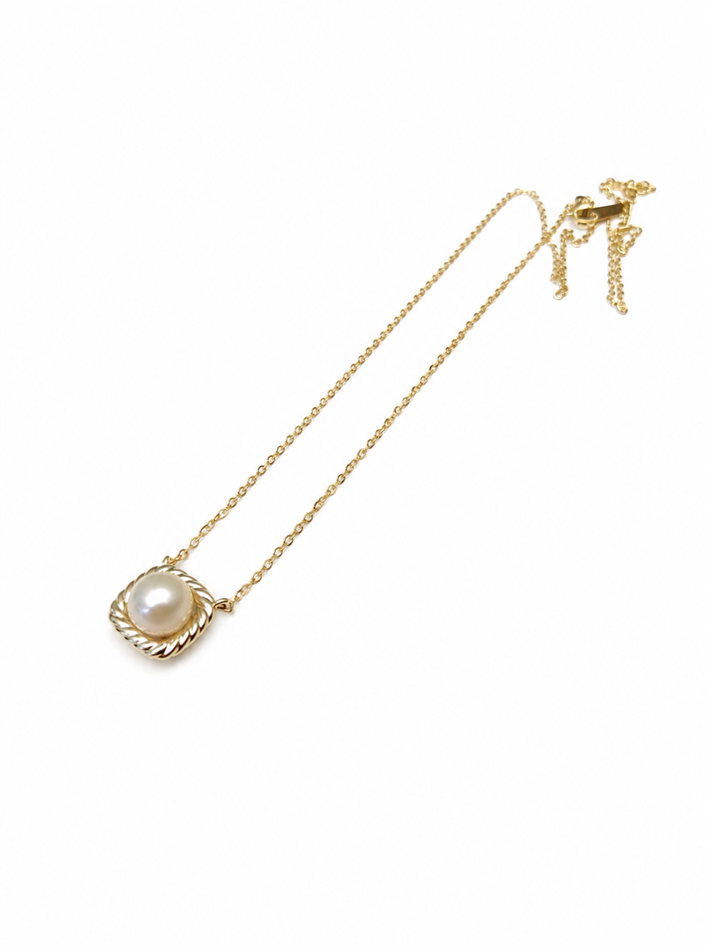 Pearl pendant necklace with gold-tone rope frame chain