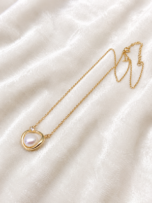 Pearl pendant necklace with gold-tone heart frame and crystal 1