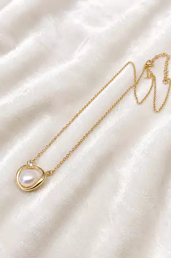 Pearl pendant necklace with gold-tone heart frame and crystal