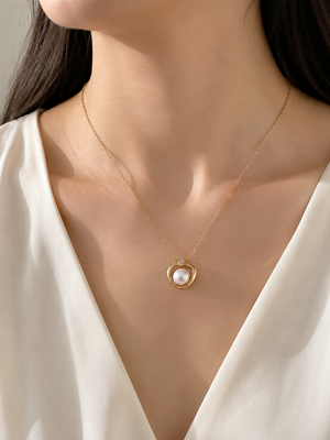 Pearl pendant necklace with gold-tone heart frame and crystal 2