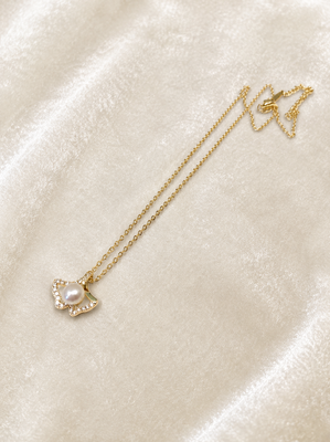 Pearl pendant necklace with ginkgo leaf design, gold chain 1