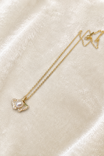 Pearl pendant necklace with ginkgo leaf design, gold chain