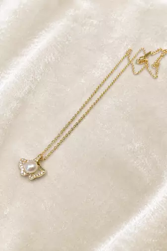 Pearl pendant necklace with ginkgo leaf design, gold chain