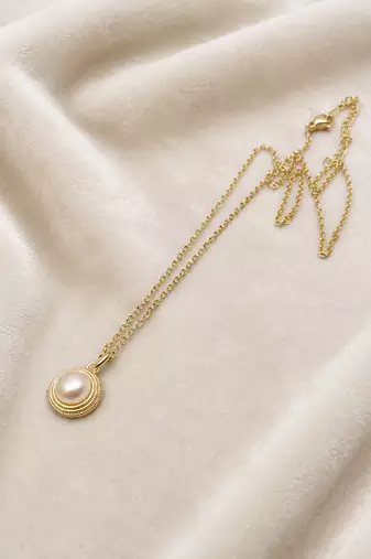 Pearl pendant necklace with gold-tone milgrain bezel setting