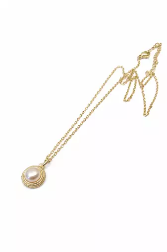 Pearl pendant necklace with gold-tone milgrain bezel setting