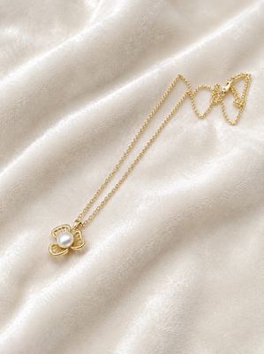Pearl flower pendant necklace with gold-tone chain 1