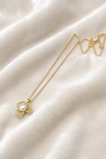 Pearl flower pendant necklace with gold-tone chain