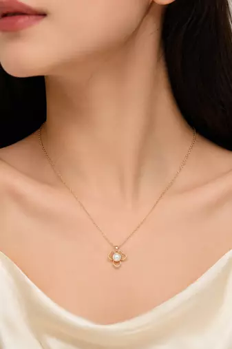 Pearl flower pendant necklace with gold-tone chain