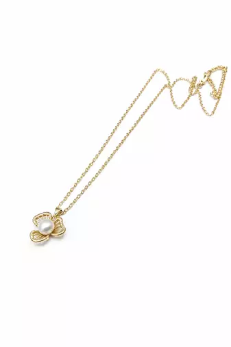 Pearl flower pendant necklace with gold-tone chain