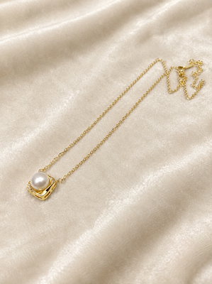 Pearl pendant necklace with gold-tone square frame 1