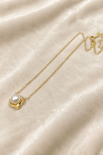 Pearl pendant necklace with gold-tone square frame