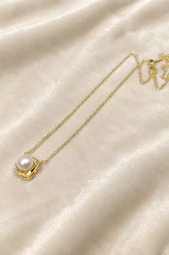 Pearl pendant necklace with gold-tone square frame