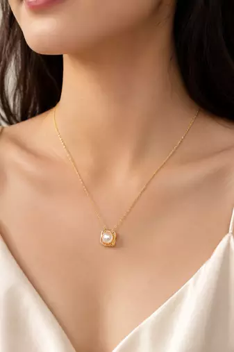 Pearl pendant necklace with gold-tone square frame