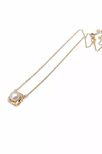 Pearl pendant necklace with gold-tone square frame