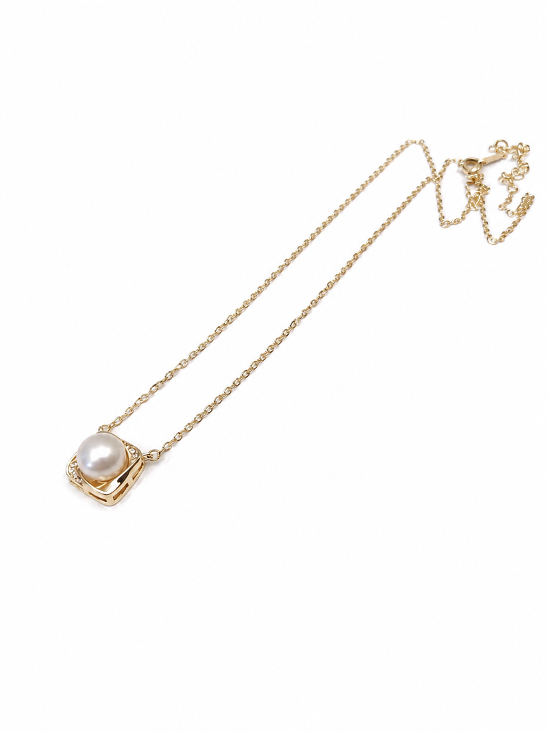 Pearl pendant necklace with gold-tone square frame