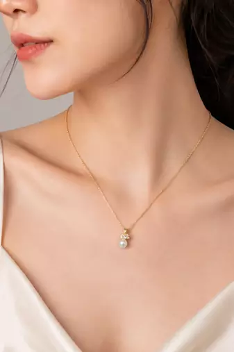 Pearl pendant necklace with crystal accent, gold-tone chain