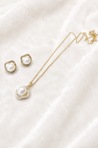 Pearl pendant necklace and stud earrings jewellery set