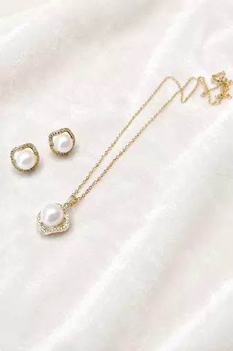 Pearl pendant necklace and stud earrings jewellery set