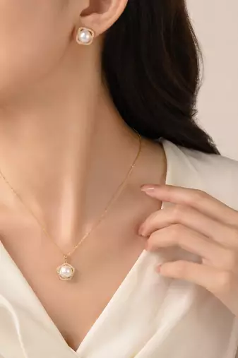 Pearl pendant necklace and stud earrings jewellery set