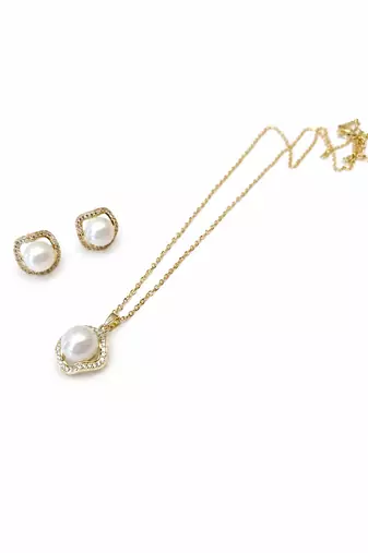 Pearl pendant necklace and stud earrings jewellery set