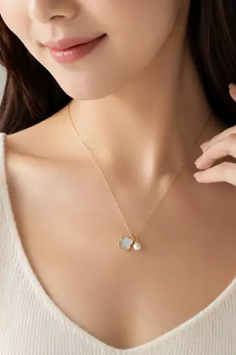 Mother of pearl clover and freshwater pearl pendant necklace