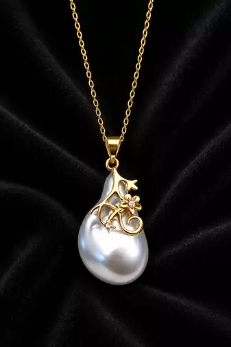 Baroque pearl pendant necklace with gold floral setting