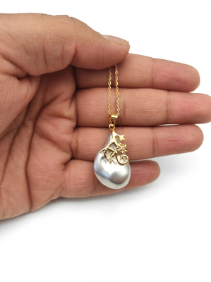 Baroque pearl pendant necklace with gold floral setting 3