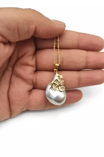 Baroque pearl pendant necklace with gold floral setting