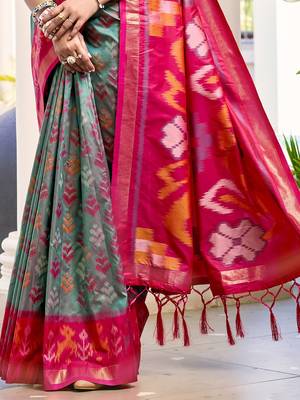 Grey & rani pink woven pochampally silk blend saree with unstitched blouse piece 3