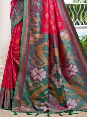 Red & dark green woven pochampally silk blend saree with unstitched blouse piece 3