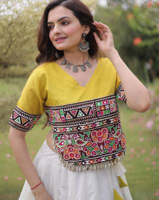 Parrot and White Roman Kutchi Gamthi Work Blouse With Gota & Mirror Work Flared Lehenga 3