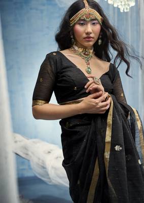 Black pure munga silk blend handloom saree with organza pallu 2