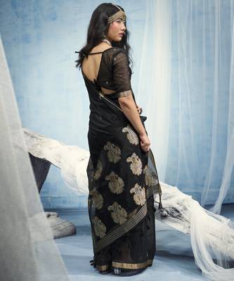 Black pure munga silk blend handloom saree with organza pallu 3