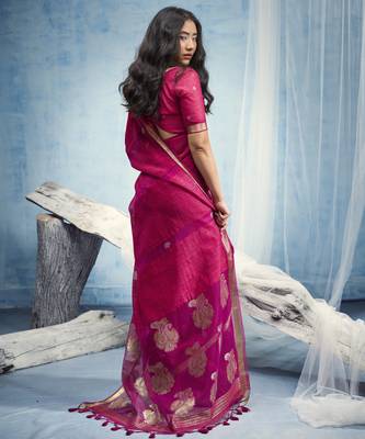 Rani pink pure munga silk blend handloom saree with organza pallu 3