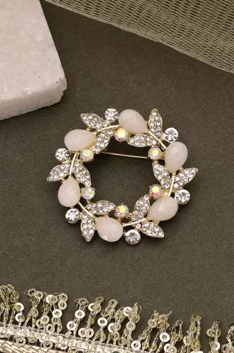 White color leaf design brooch elegant finish