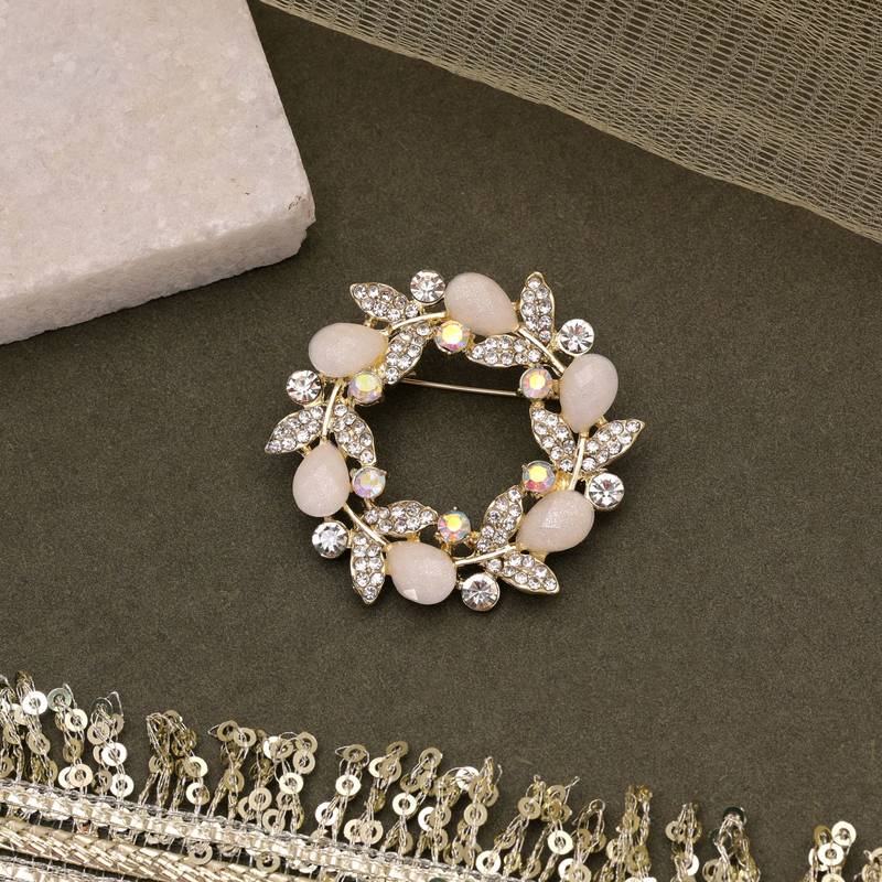 White color leaf design brooch elegant finish