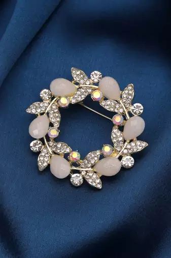 White color leaf design brooch elegant finish