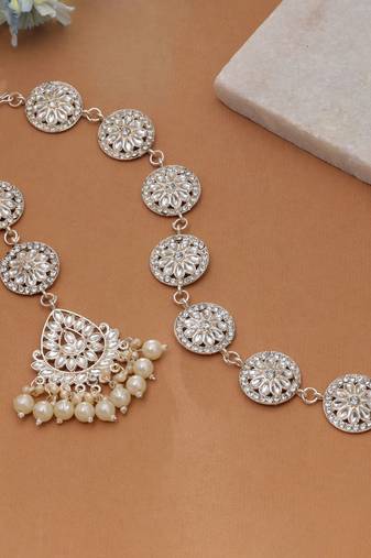 White color kundan mathapatti with maangtika bridal look